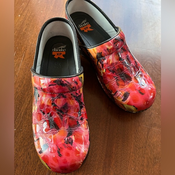 Dansko EU 41 (Women's 10-10.5) sunflower clogs - Picture 11 of 14